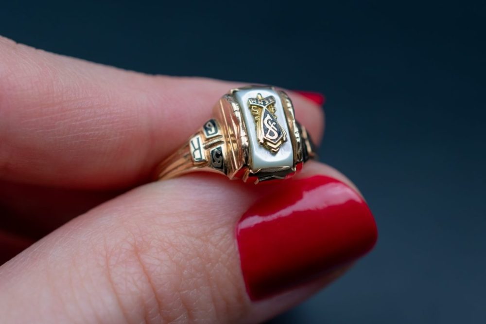Bague Napoléon en or ancien présentée en gros plan sur un fond neutre.