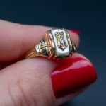 Bague Napoléon en or ancien présentée en gros plan sur un fond neutre.