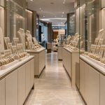 Intérieur élégant d’une bijouterie fantaisie à Cherbourg, avec présentoirs de boucles d’oreilles, colliers dorés et bracelets éclairés par une lumière douce.